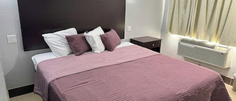 Standard Room, 1 King Bed, Non Smoking, Refrigerator & Microwave | Desk, free WiFi, bed sheets