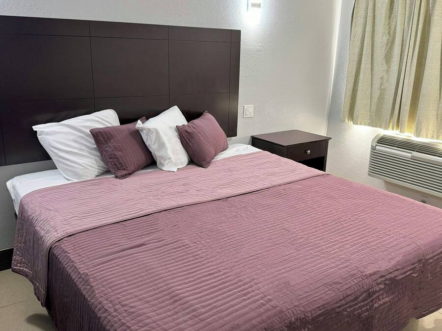 Camera Standard, 1 letto king, non fumatori, frigorifero e microonde | Una scrivania, Wi-Fi gratuito, lenzuola