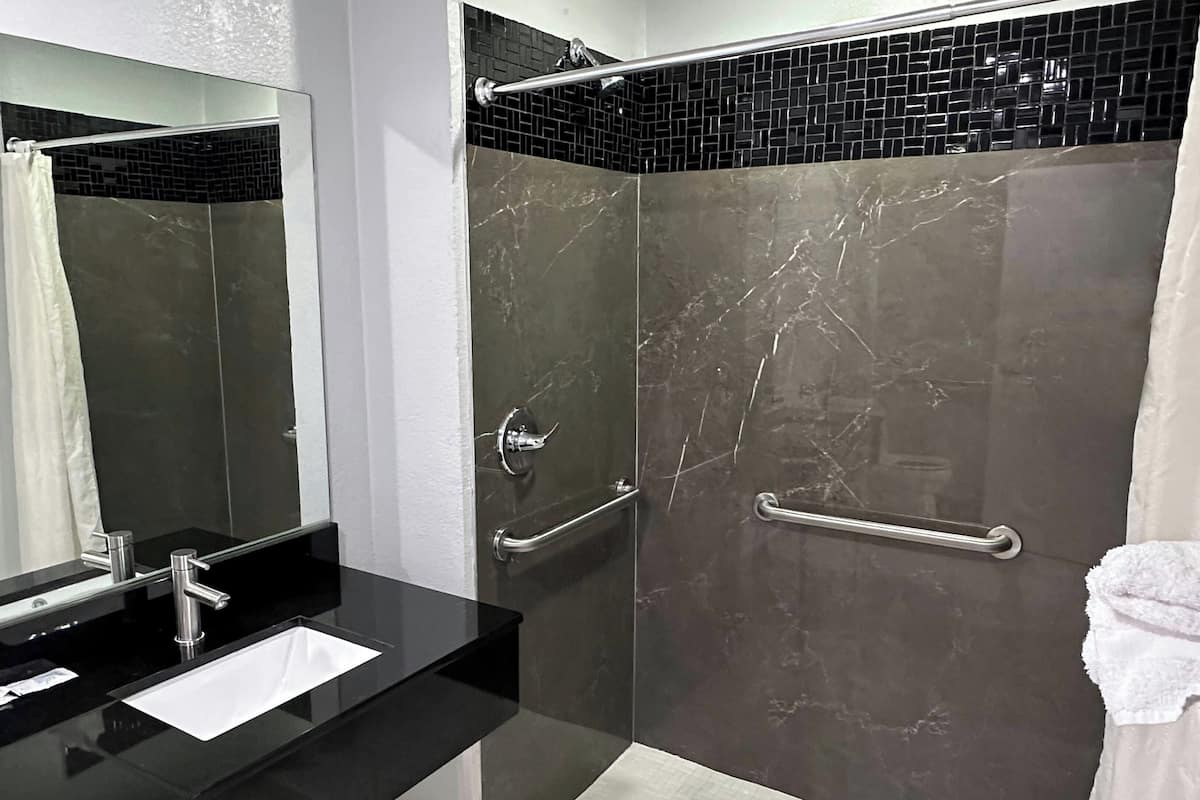 Standard Room, 1 King Bed, Accessible, Non Smoking | Desk, free WiFi, bed sheets