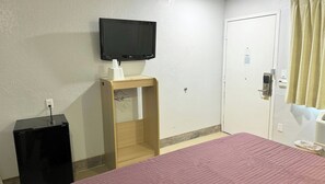 标准房, 1 张特大床, 无烟房, 冰箱和微波炉 | 办公桌、免费 WiFi、床单