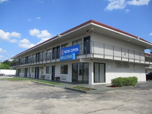 Property entrance - Motel 6 Meridian, MS (Meridian)
