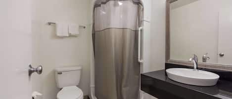 Combined shower/tub, towels