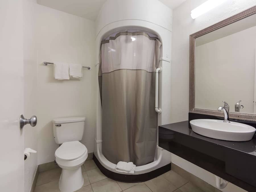 Combined shower/bathtub, towels