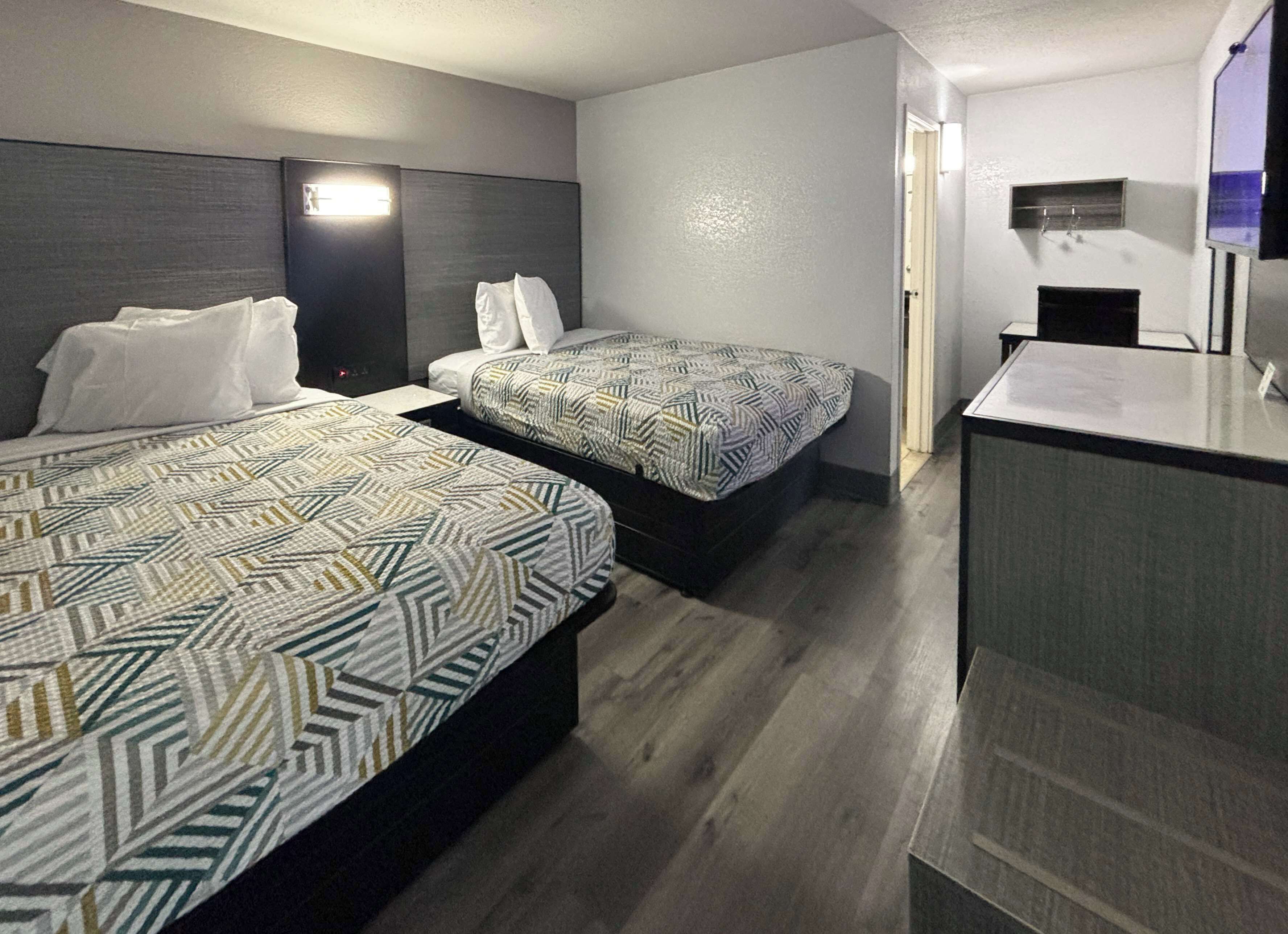 Escritorio, wifi gratis y ropa de cama 