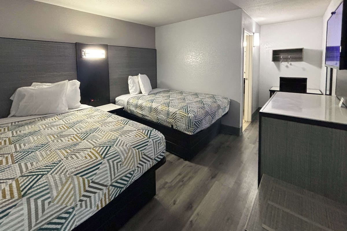 Escritorio, wifi gratis y ropa de cama