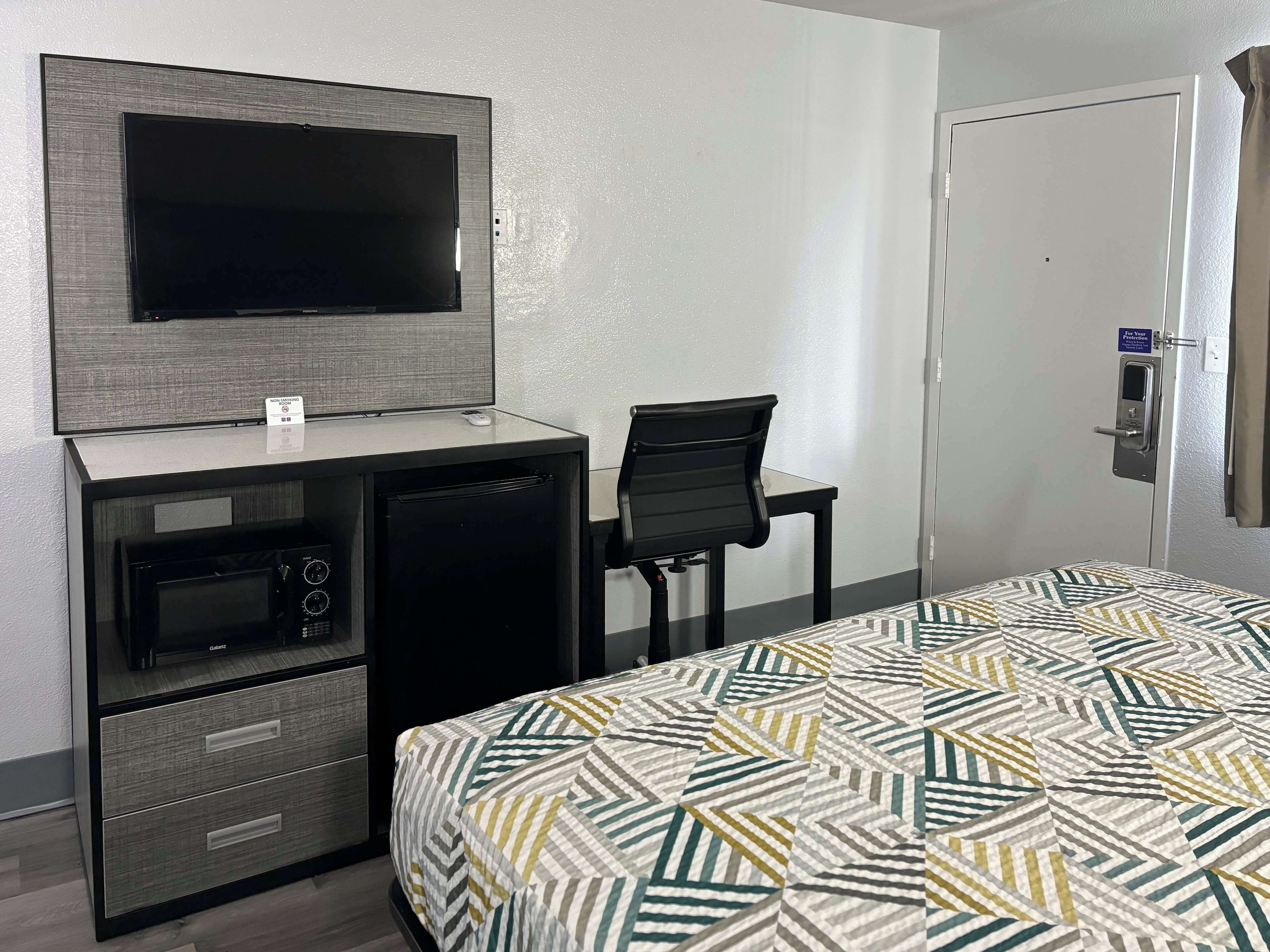 Escritorio, wifi gratis y ropa de cama 