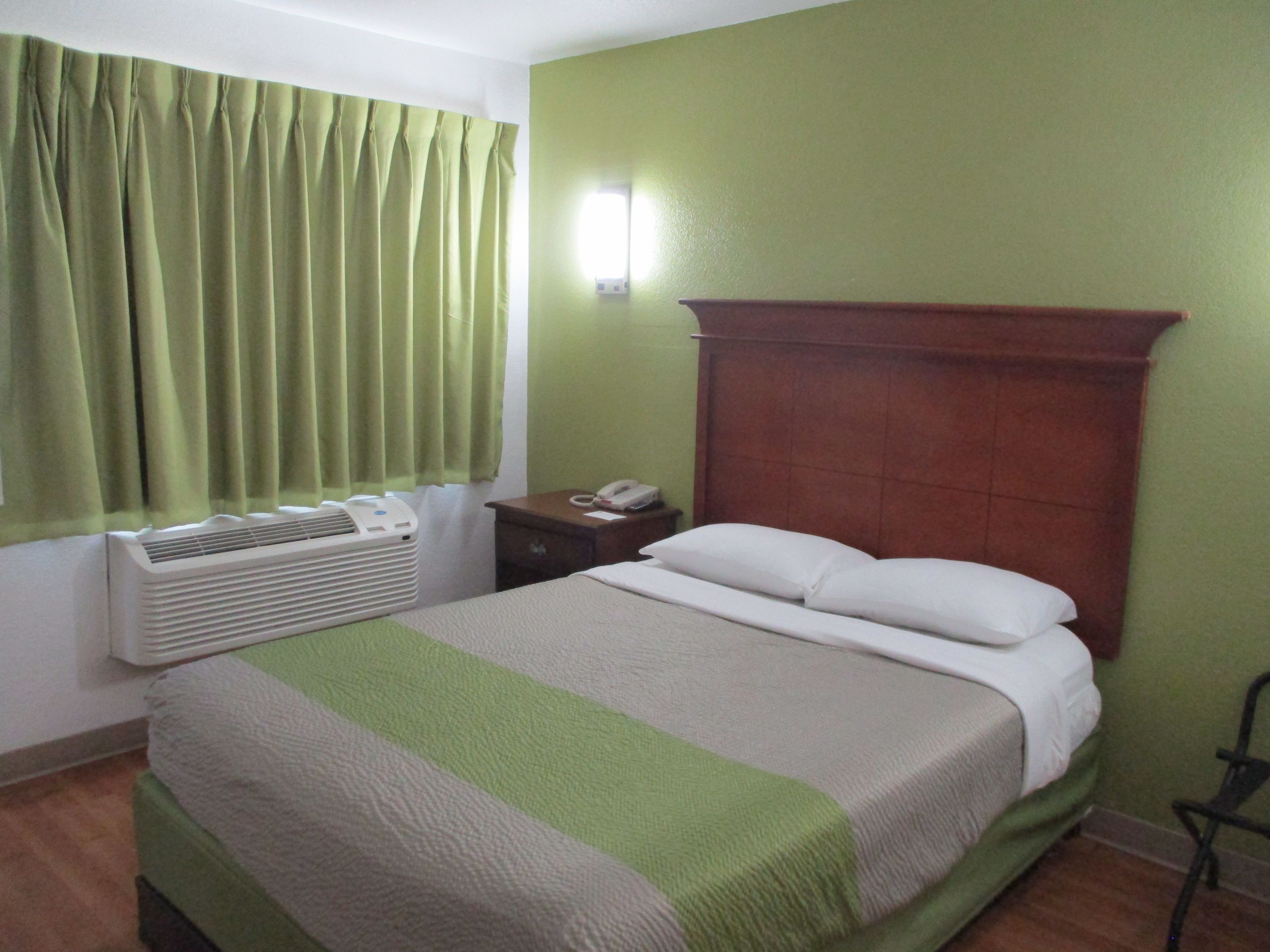 Een bureau, gratis wifi, beddengoed