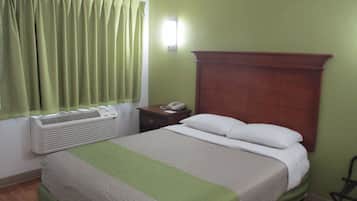 Een bureau, gratis wifi, beddengoed