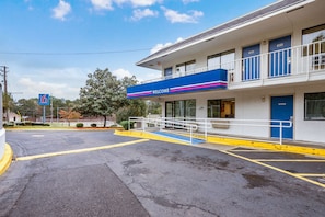 Property entrance - Motel 6 Bessemer, AL - Birmingham (Bessemer)