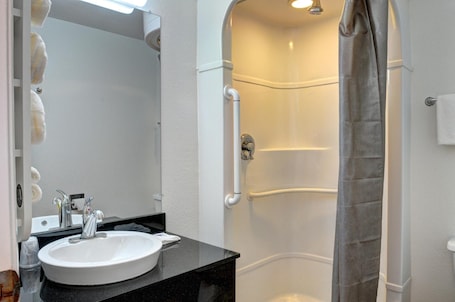 Shower, towels. Motel 6 Slidell, LA - New Orleans