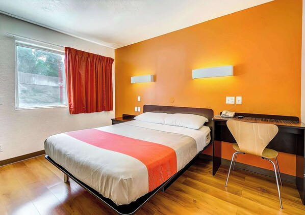 Tabla de planchar con plancha, wifi gratis y ropa de cama 