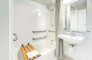 Tabla de planchar con plancha, wifi gratis y ropa de cama 