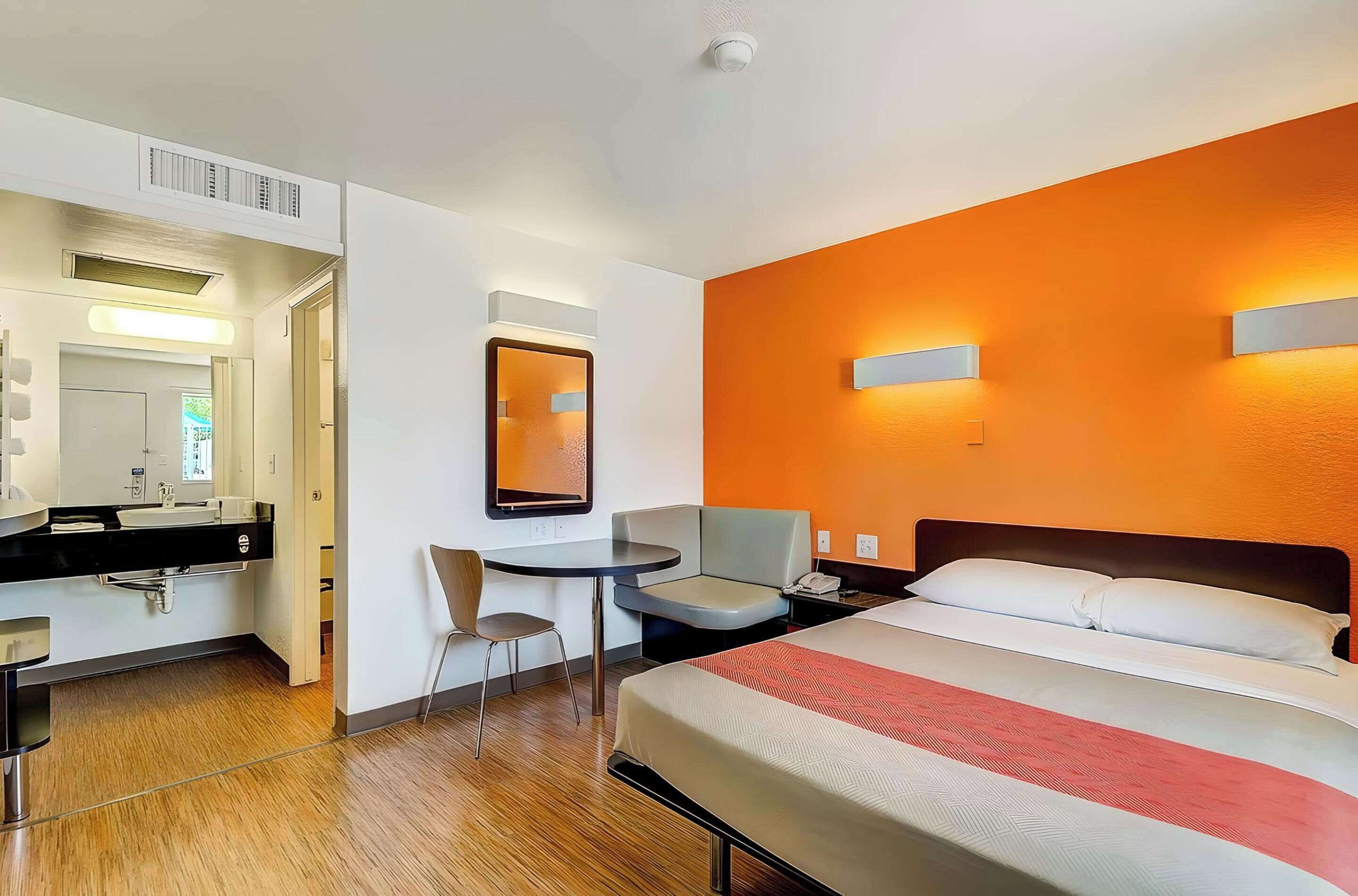 Bügeleisen/Bügelbrett, kostenloses WLAN, Bettwäsche