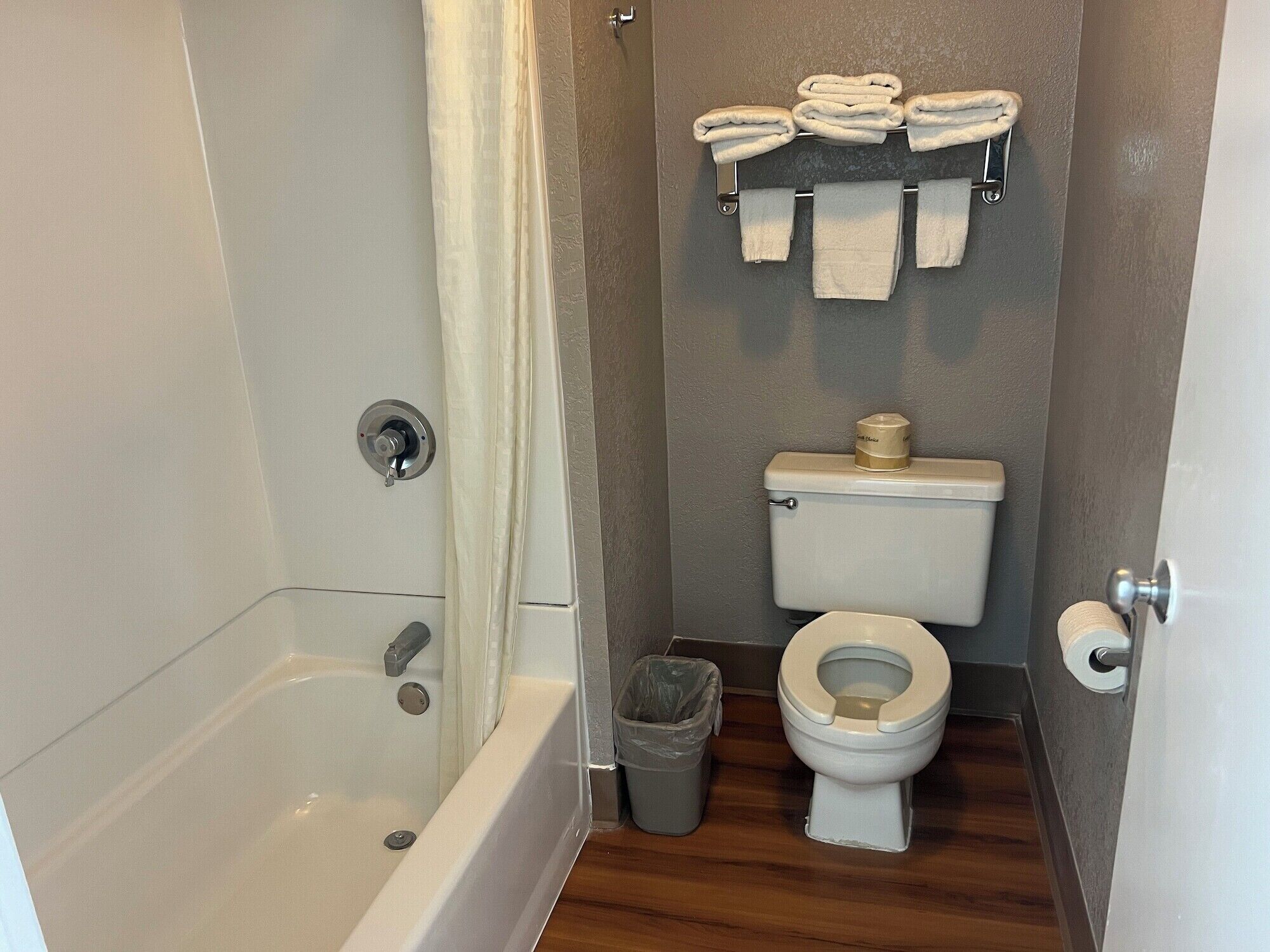 Badewanne und Dusche (separat), Regendusche, Handtücher, Seife