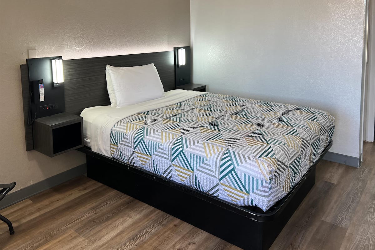 Cortinas blackout, wifi gratis y ropa de cama