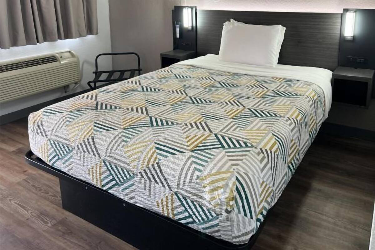 Blackout drapes, WiFi (free), bed sheets