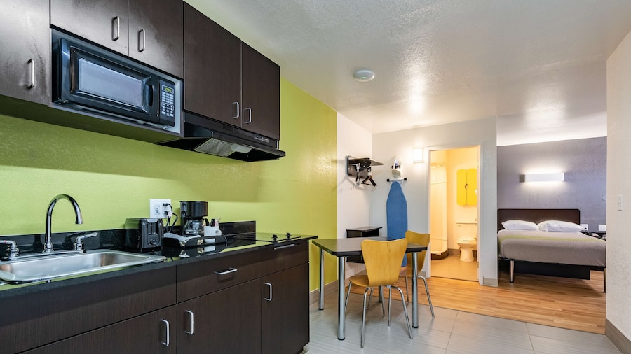 Studio 6 Monroe, LA - Hwy 165