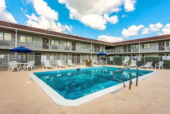 Outdoor pool - Studio 6 Monroe, LA - Hwy 165 (Monroe)