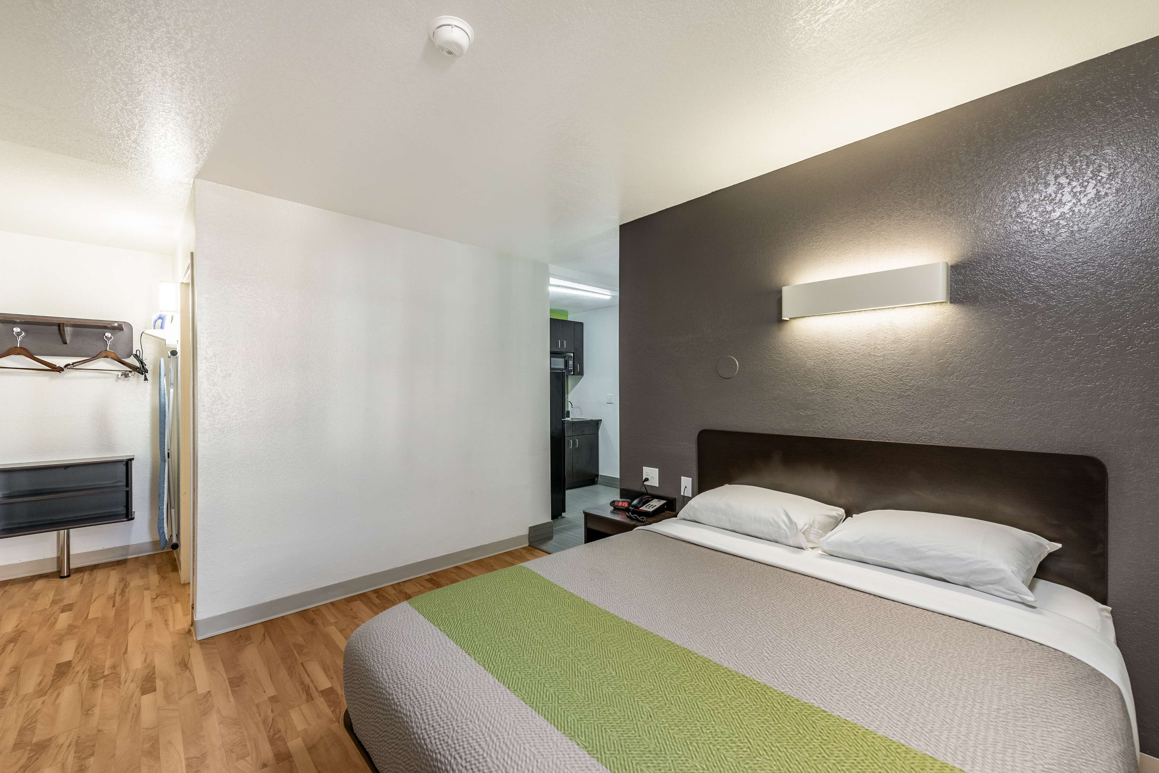 واي فاي مجانًا وملاءات أسرّة