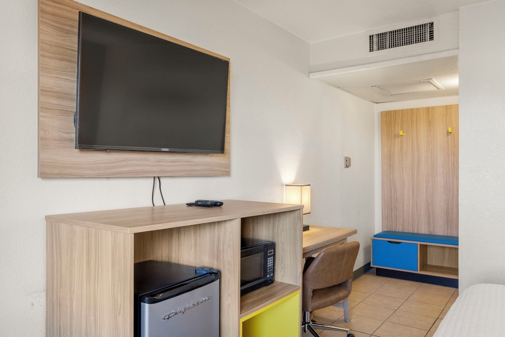 مكتب ومساحة عمل للكمبيوتر المحمول وواي فاي مجانًا وملاءات أسرّة