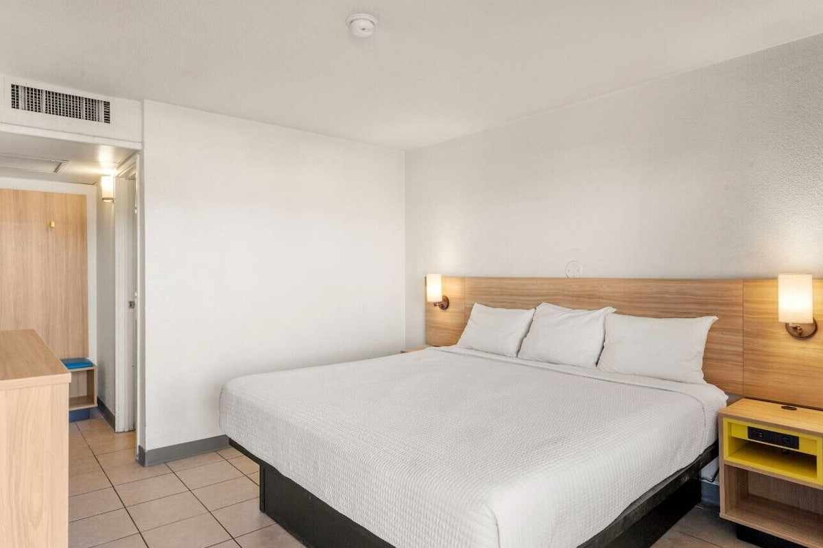 مكتب ومساحة عمل للكمبيوتر المحمول وواي فاي مجانًا وملاءات أسرّة