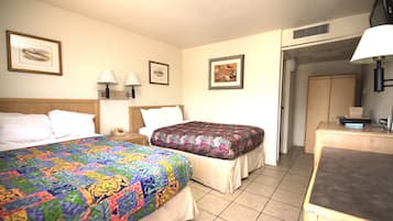 Phòng đôi phong cách cổ điển | Bàn, khu vực làm việc phù hợp cho laptop