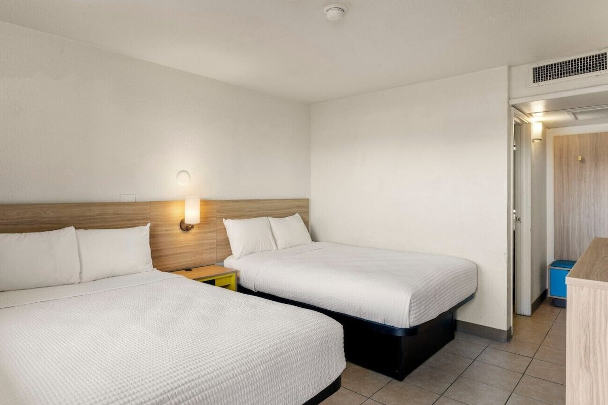 مكتب ومساحة عمل للكمبيوتر المحمول وواي فاي مجانًا وملاءات أسرّة