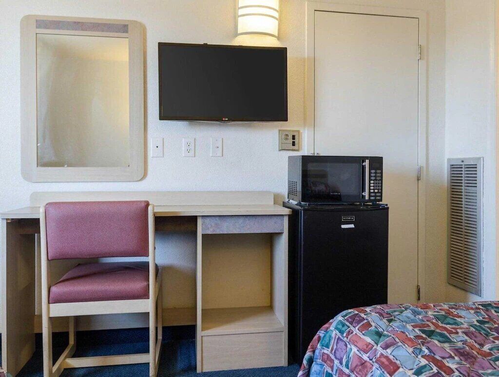 Zimmersafe, Schreibtisch, kostenloses WLAN, Bettwäsche