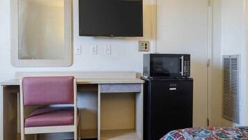 Zimmersafe, Schreibtisch, kostenloses WLAN, Bettwäsche