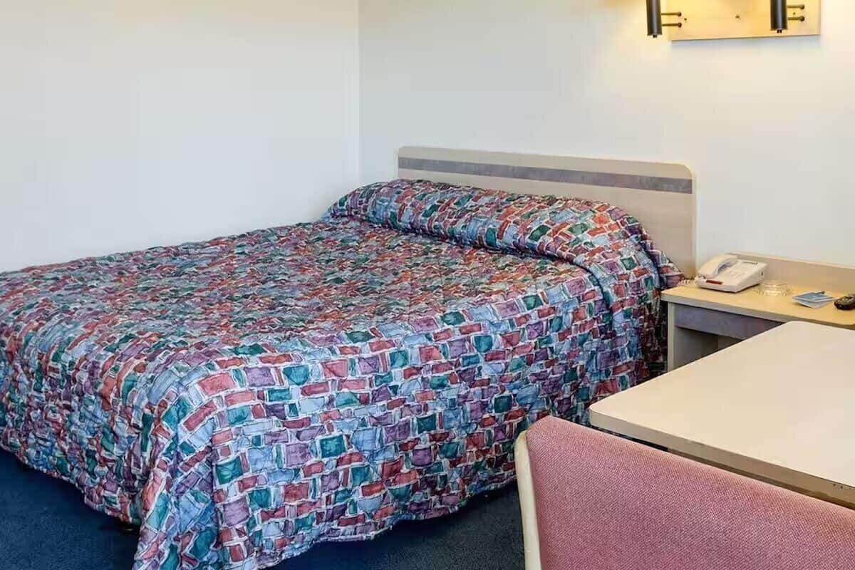 Caixa forta a l'habitació, escriptori, wifi gratuïta i roba de llit