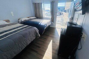 In-room safe, desk, free WiFi, bed sheets - Express Inn Near Columbus Airport (Columbus)