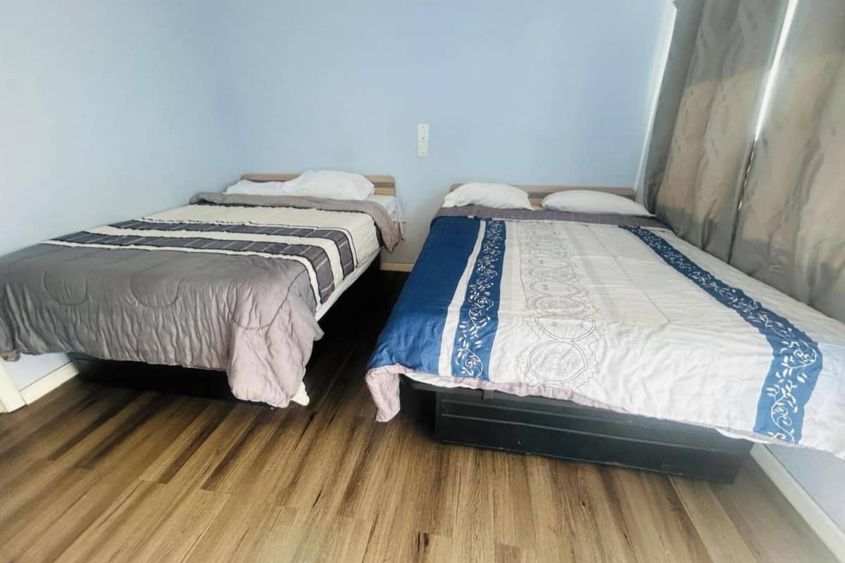 Caixa forta a l'habitació, escriptori, wifi gratuïta i roba de llit