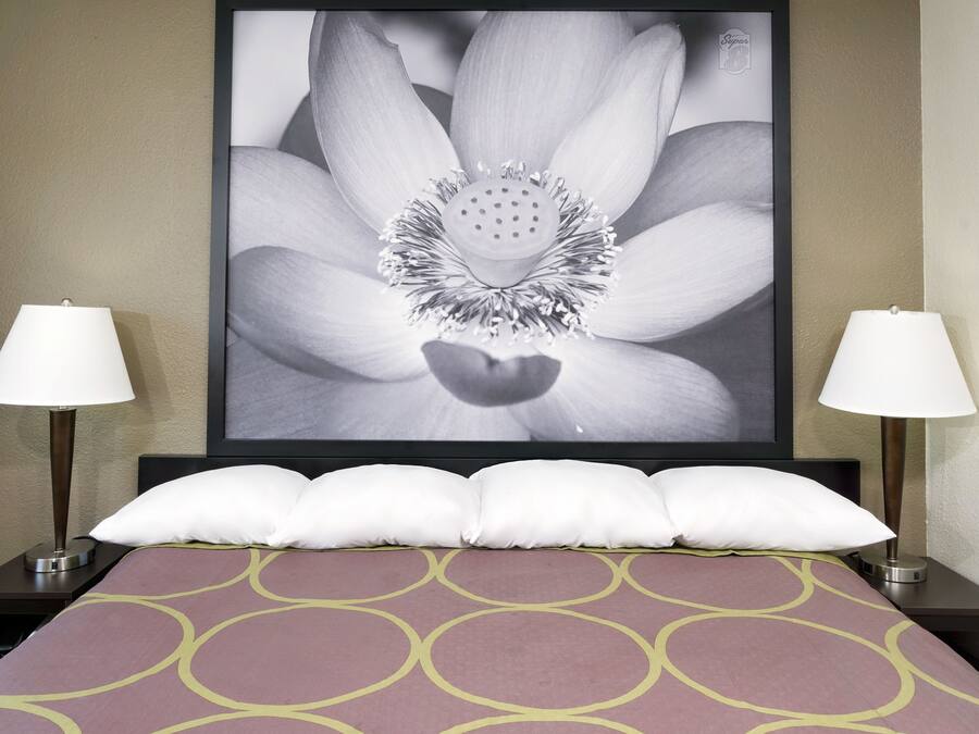 Tabla de planchar con plancha, wifi gratis y ropa de cama