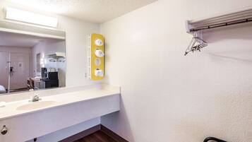 Combined shower/bathtub, towels