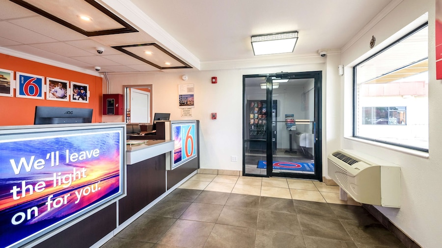 Motel 6 Anniston, AL