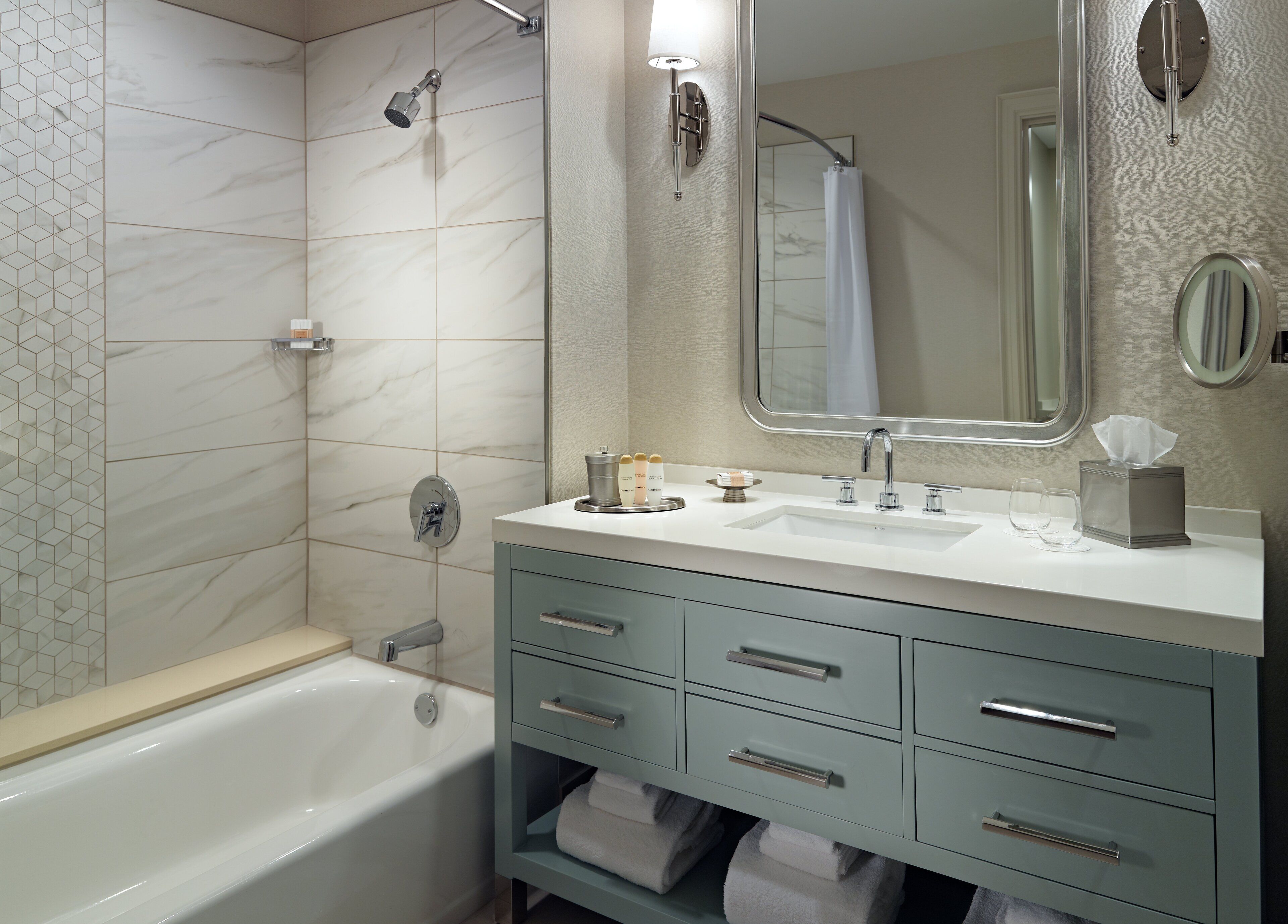 Articles de toilette (gratuits), séchoir à cheveux, peignoirs