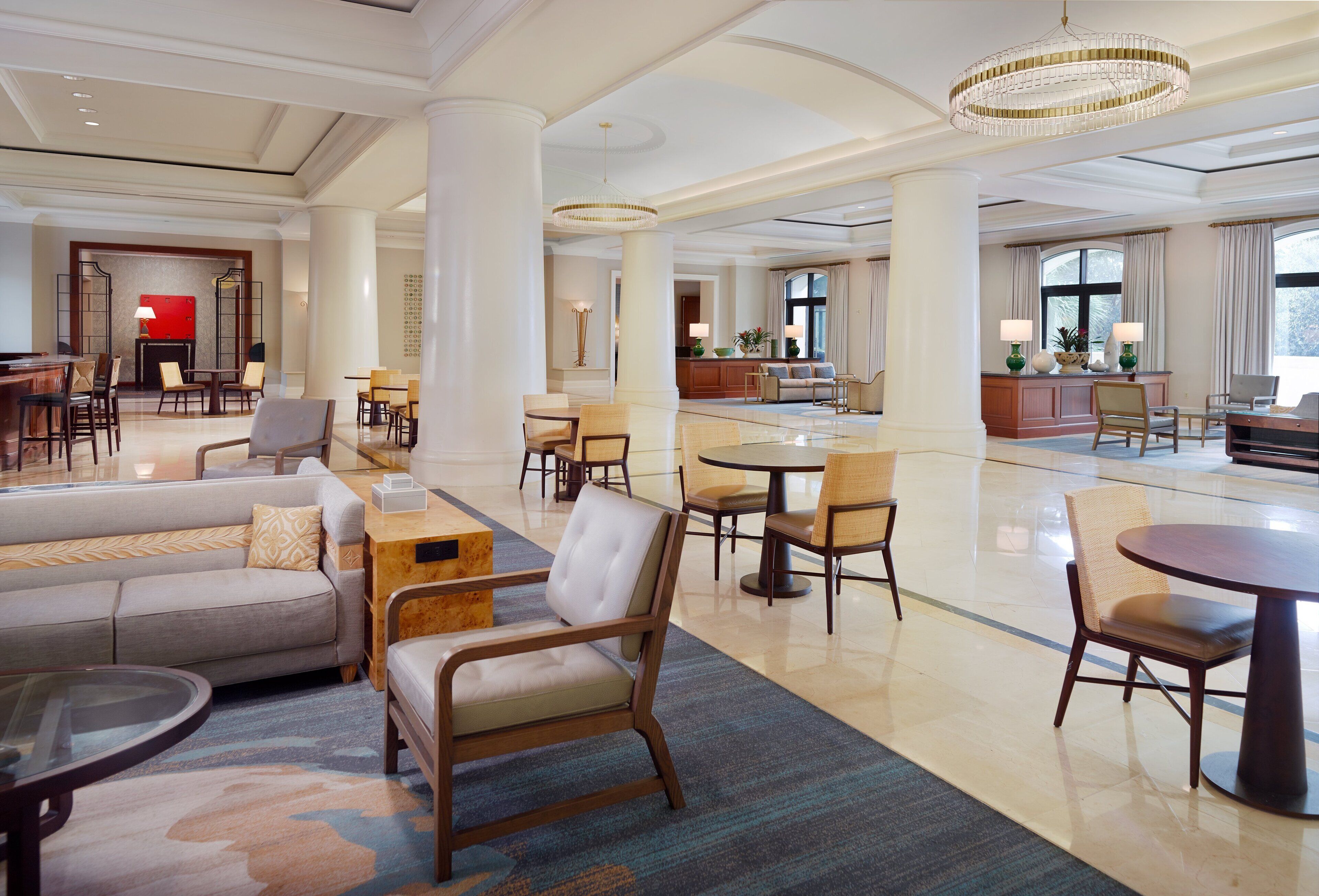 6 か所のバー / ラウンジ、プールサイドバー