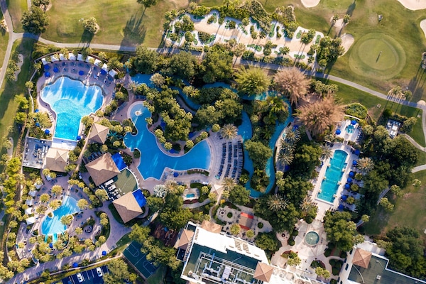 6 piscinas externas, funciona das 8h às 22h, barracas, guarda-sóis