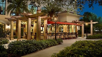 10 ห้องอาหาร, บริการอาหารเช้า อาหารกลางวัน อาหารเย็น, อาหารเอเชีย