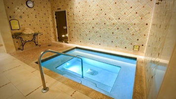 Couples treatment rooms, sauna, hot tub, body treatments, aromatherapy