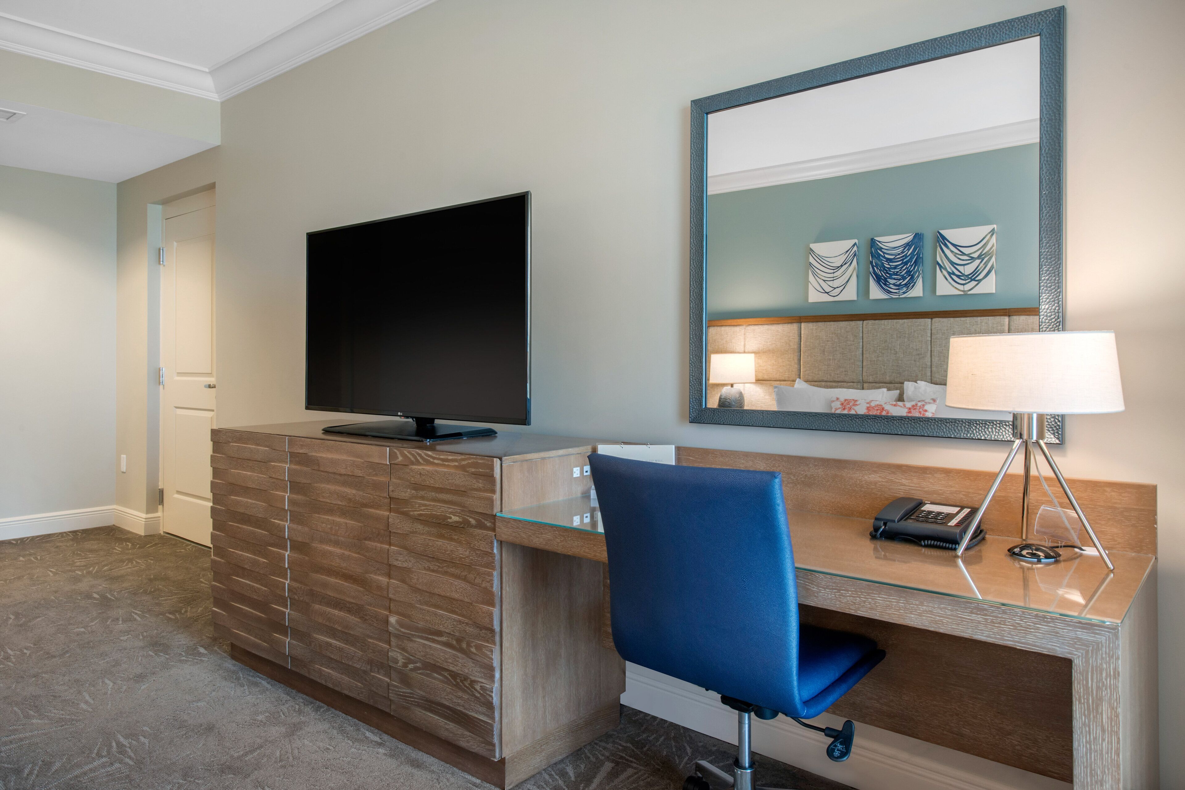 premium bedding, down duvets, in-room safe, desk