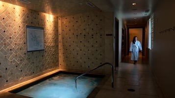 Salas de tratamiento para parejas, un sauna, una bañera de hidromasaje