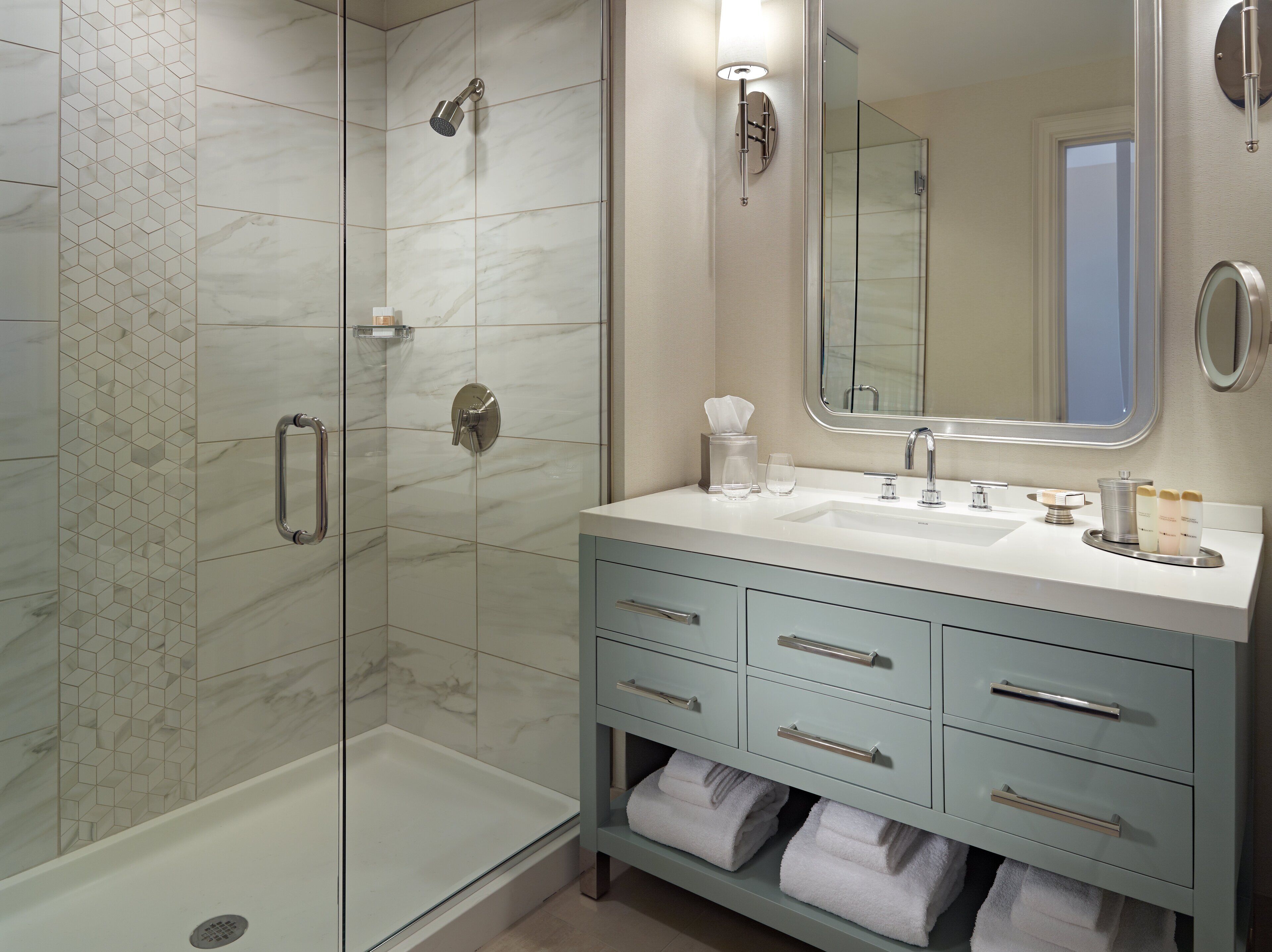Articles de toilette gratuits, sèche-cheveux, peignoirs, chaussons