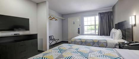 Tabla de planchar con plancha, internet, ropa de cama y despertador