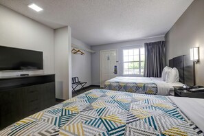 Tabla de planchar con plancha, internet, ropa de cama y despertador 