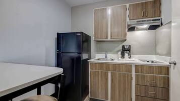 Full-size fridge, microwave, stovetop, coffee/tea maker