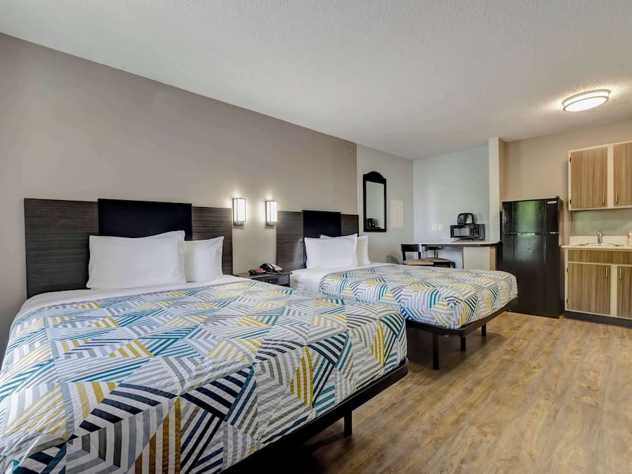 Setrika/meja setrika, internet, seprai linen, dan jam alarm