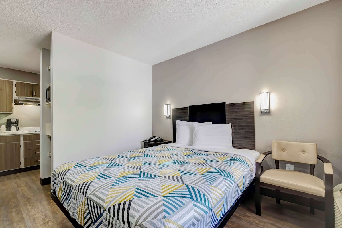 Tabla de planchar con plancha, Internet, ropa de cama y despertador