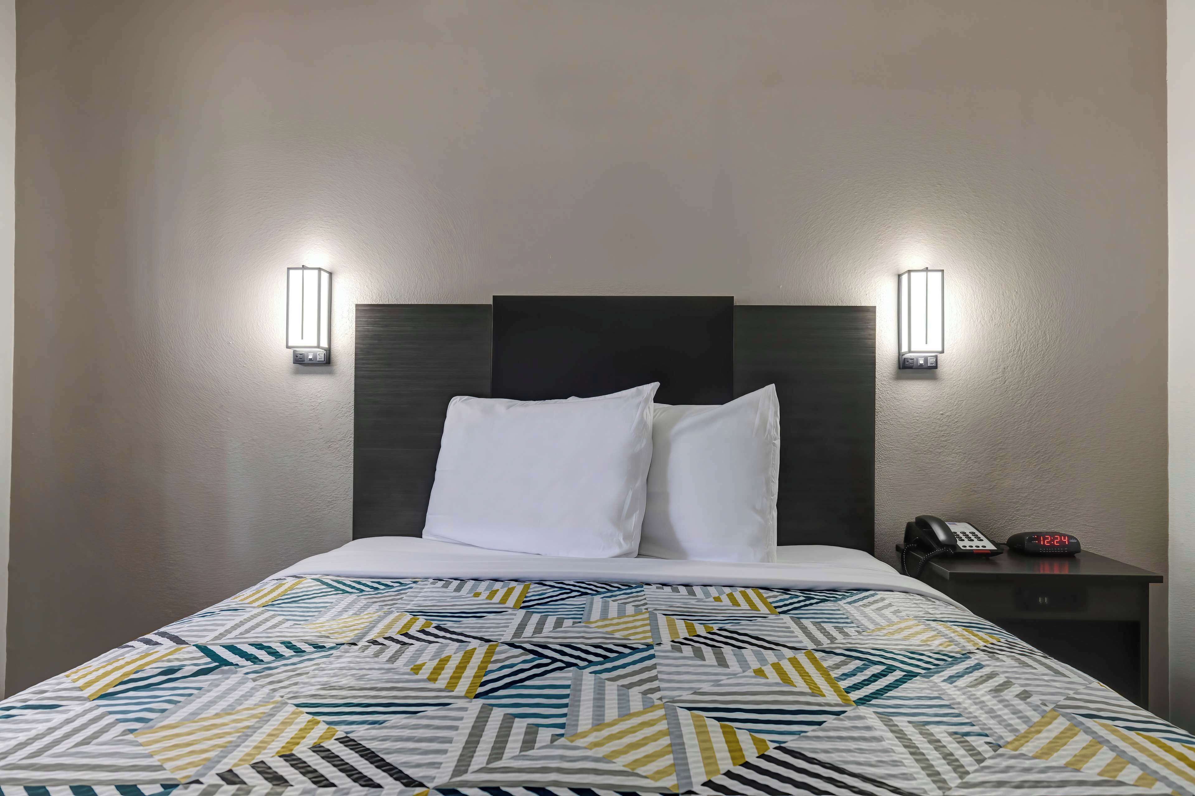 Tabla de planchar con plancha, Internet, ropa de cama y despertador