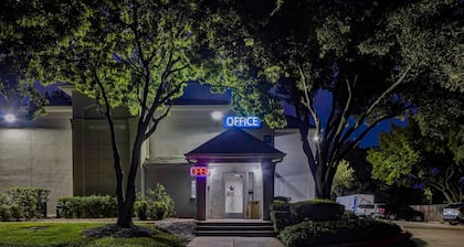 Studio 6 Arlington, TX - South - Dallas